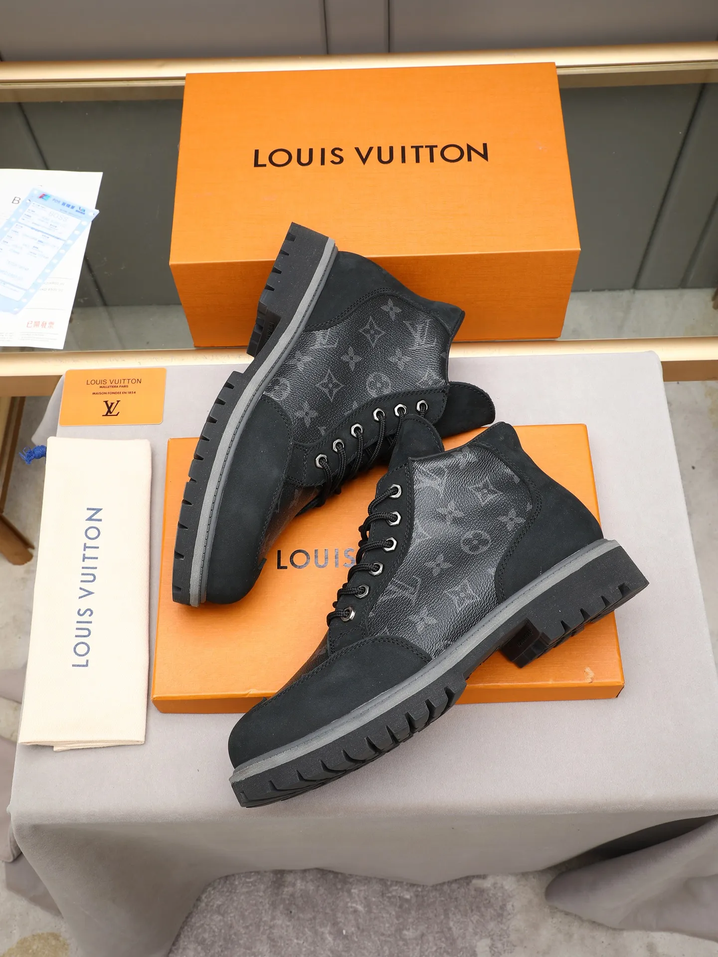 PP460 LOUIS VUITTON ss25 LV donkey brand new thick-soled lace-up big-toe shoes men's casual shoes high-top short boots. These boots are crafted from top-grain calf leather for a lightweight and comfortable fit. The thick EVA outsole is embellished with eye-catching ridges, and the trendy attitude of being both strong and soft makes it an everyday choice. ✔Upper: imported first-layer cowhide ✔Inner lining: sheep lining ✔Outsole: original molded outsole Size: 38-44 (45 customized)